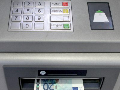 Zabudnuté bankovky v bankomate treba vrátiť, ale komu?