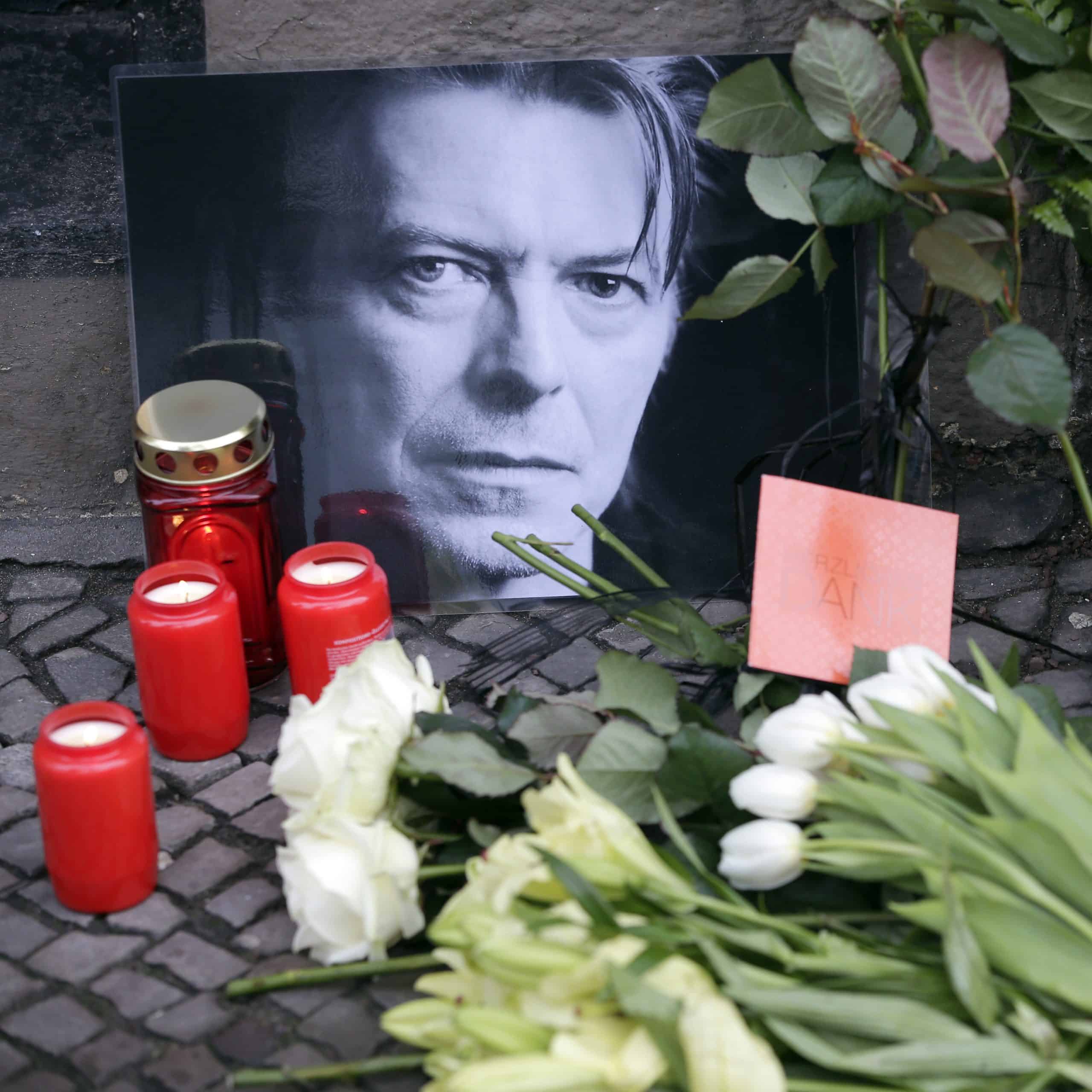 Bowie mal vlastnú online banku, bol priekopníkom vo vydávaní dlhopisov
