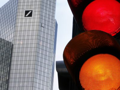 Druhá Lehman Brothers? Rastú obavy z úverovej neschopnosti bánk, európske akciové trhy padajú už siedmykrát v rade
