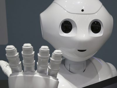 Biely dom: Roboti vám vezmú prácu, ak zarábate menej než 20 dolárov za hodinu