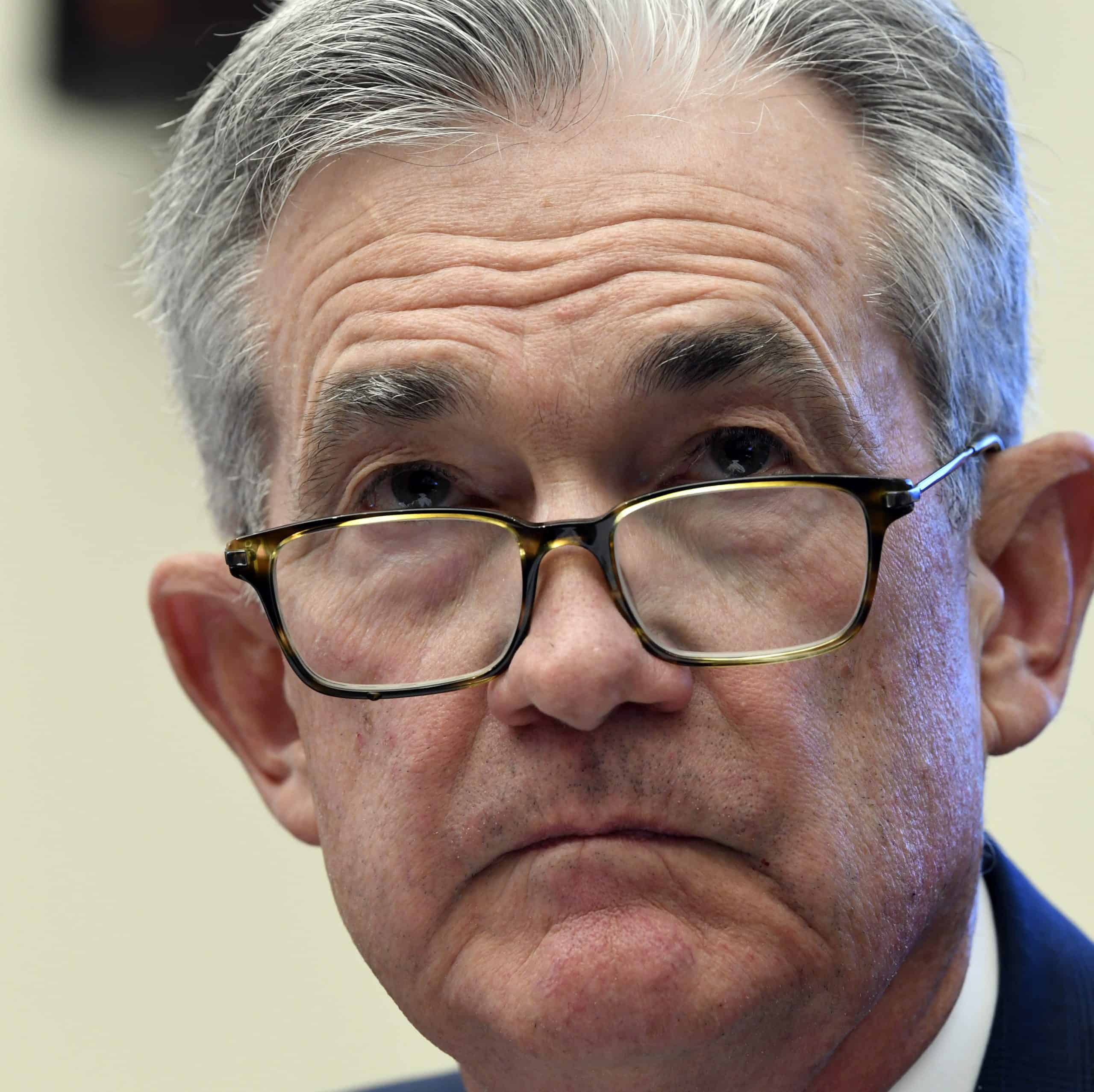 Koronakríza v USA: Powell žiada rozpočtovú podporu, Trump záporné sadzby