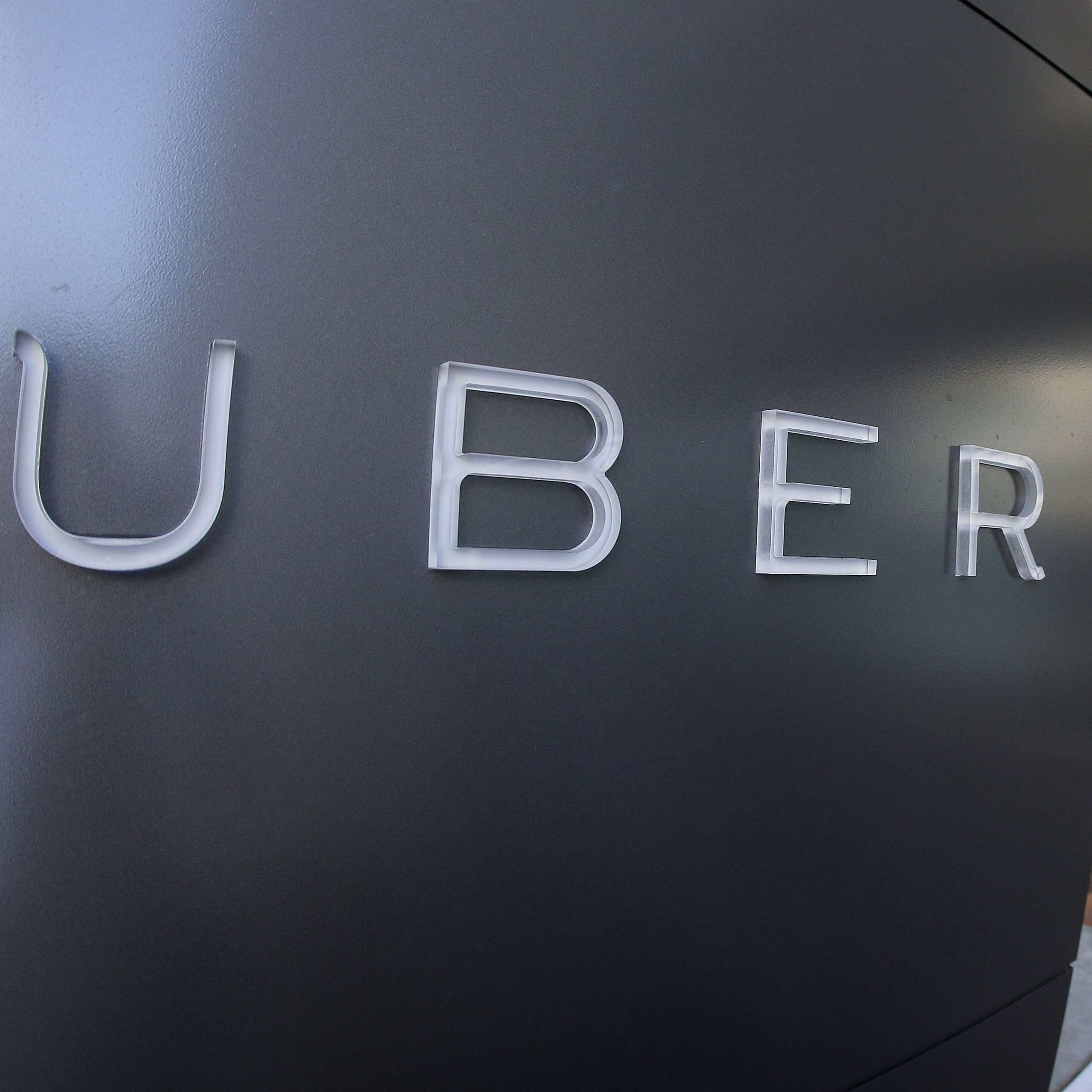 Hedžový fond predal falošné akcie Uberu, peniaze minul v striptízovom klube