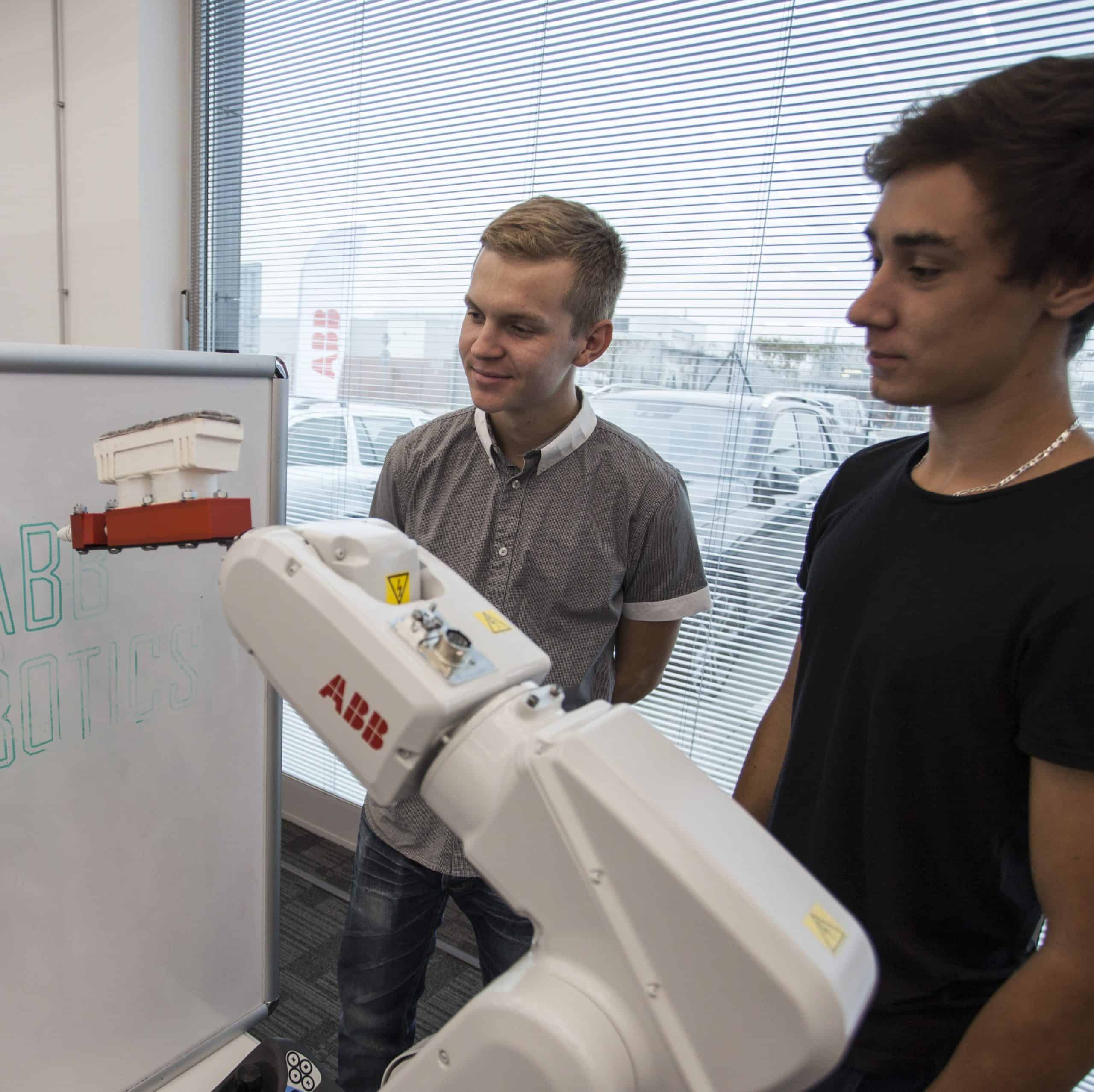 Americká vláda v tom už má jasno: Ak zarobíte menej ako 20 dolárov za hodinu, pravdepodobne vám prácu vezmú roboty