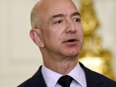 Šéf Amazonu mení pozície,  vytlačil Warrena Buffetta z tretej priečky najbohatších ľudí planéty