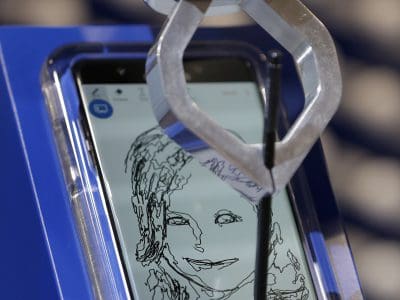 Roboty a umelá inteligencia: Porastie príjmová nerovnosť, ale s tým sa musíme popasovať
