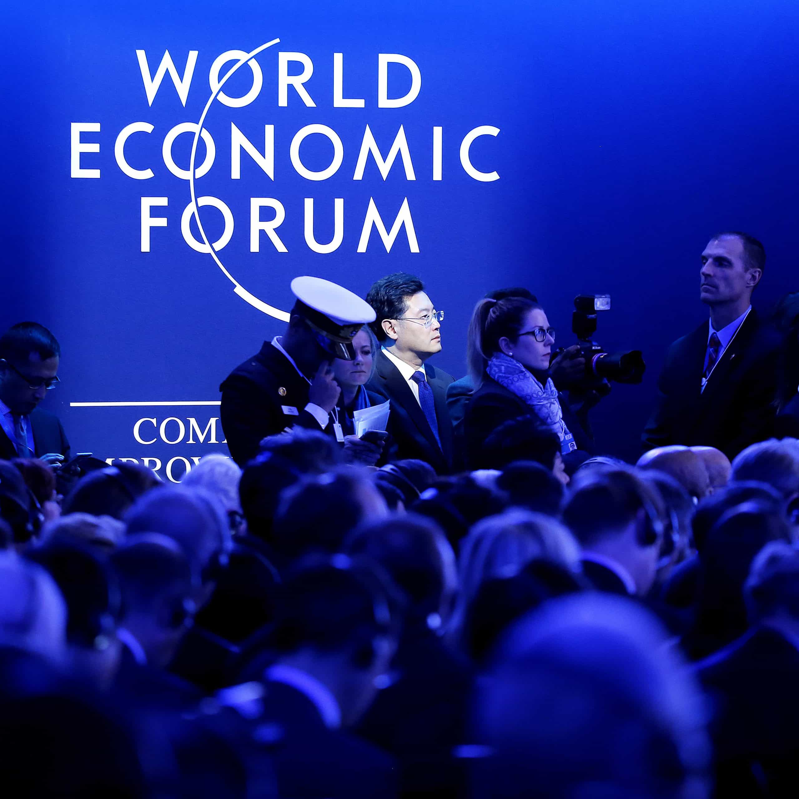 Davos 2017: Ohováranie Trumpa, varovanie pred Ruskom aj koniec eura