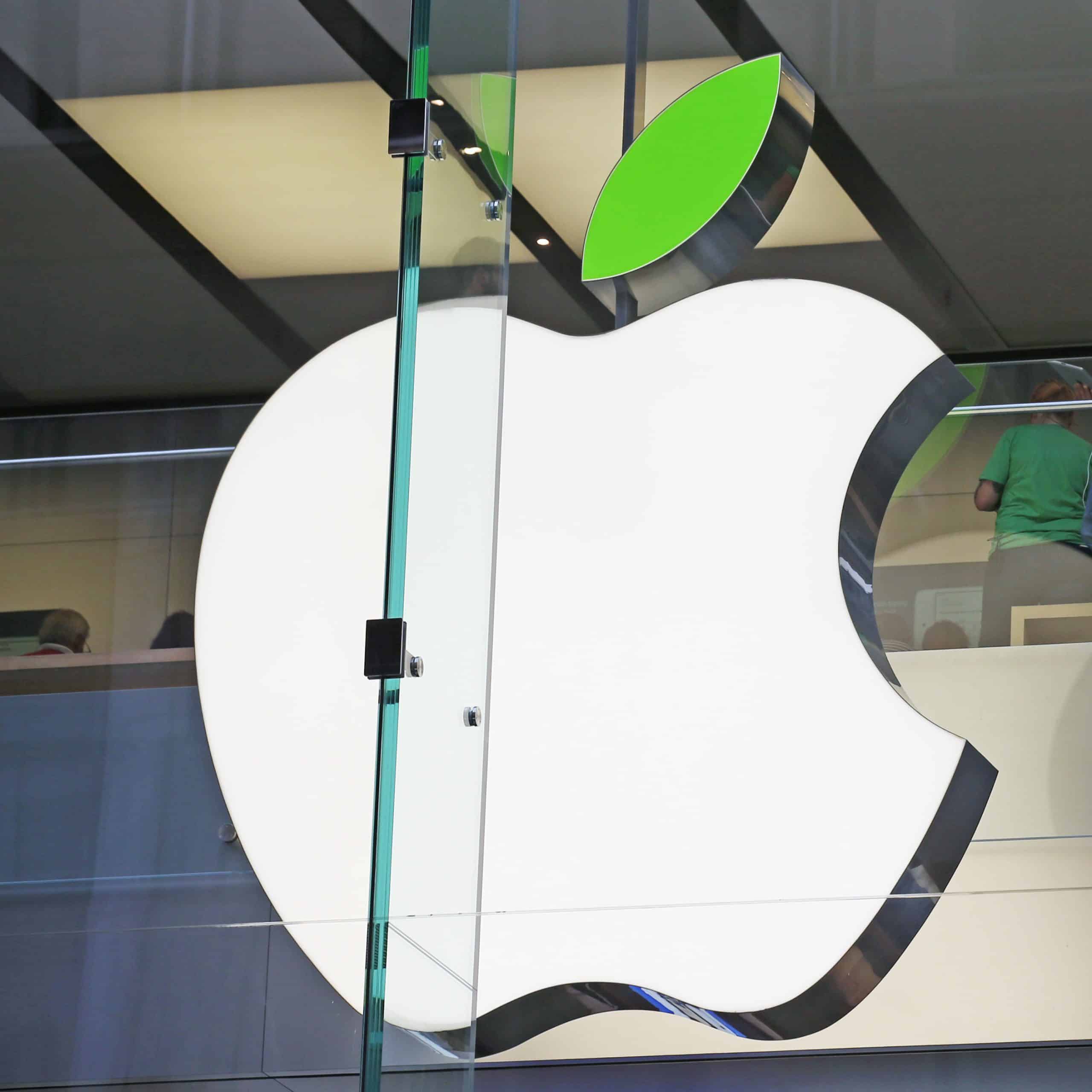 Silný rušeň menom Apple a Ikarov pád: Index Dow Jones prvýkrát nad 22 tisíc bodov