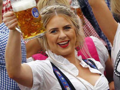 Na Oktoberfeste je pivo opäť drahšie, zaplatiť sa dá aj mobilom