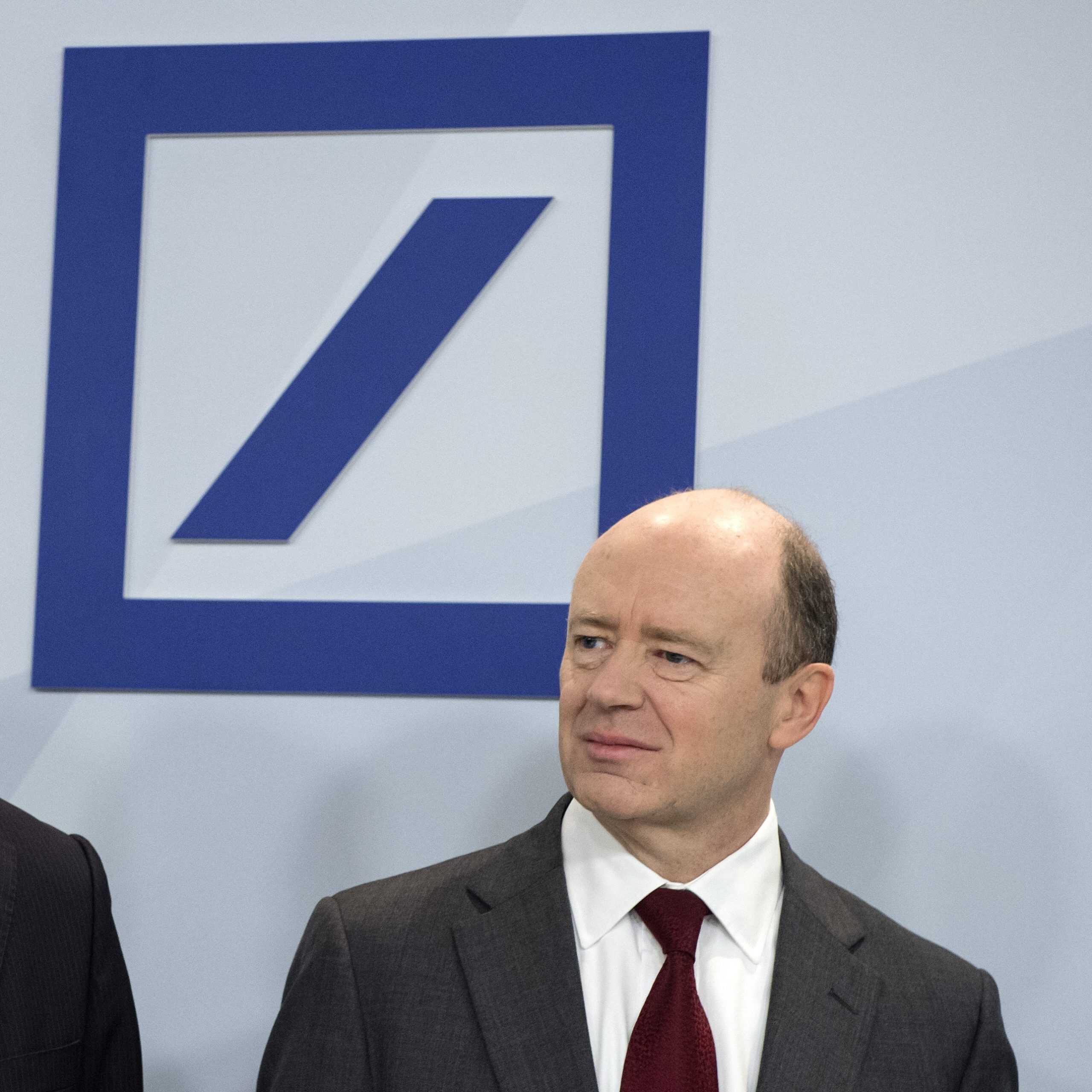 Šéf Deutsche Bank priznal, že polovica jeho pracovníkov by mohla byť nahradená strojmi