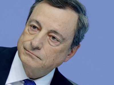 Euro padá: ECB oznámila koniec kvantitatívneho uvoľňovania, znížila odhad tohtoročného rastu