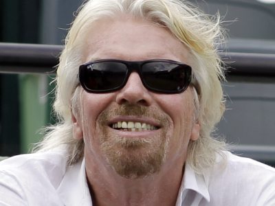 Miliardár Branson: Na vyrovnanie nerovnosti v príjmoch stačí rozdávať hotovosť