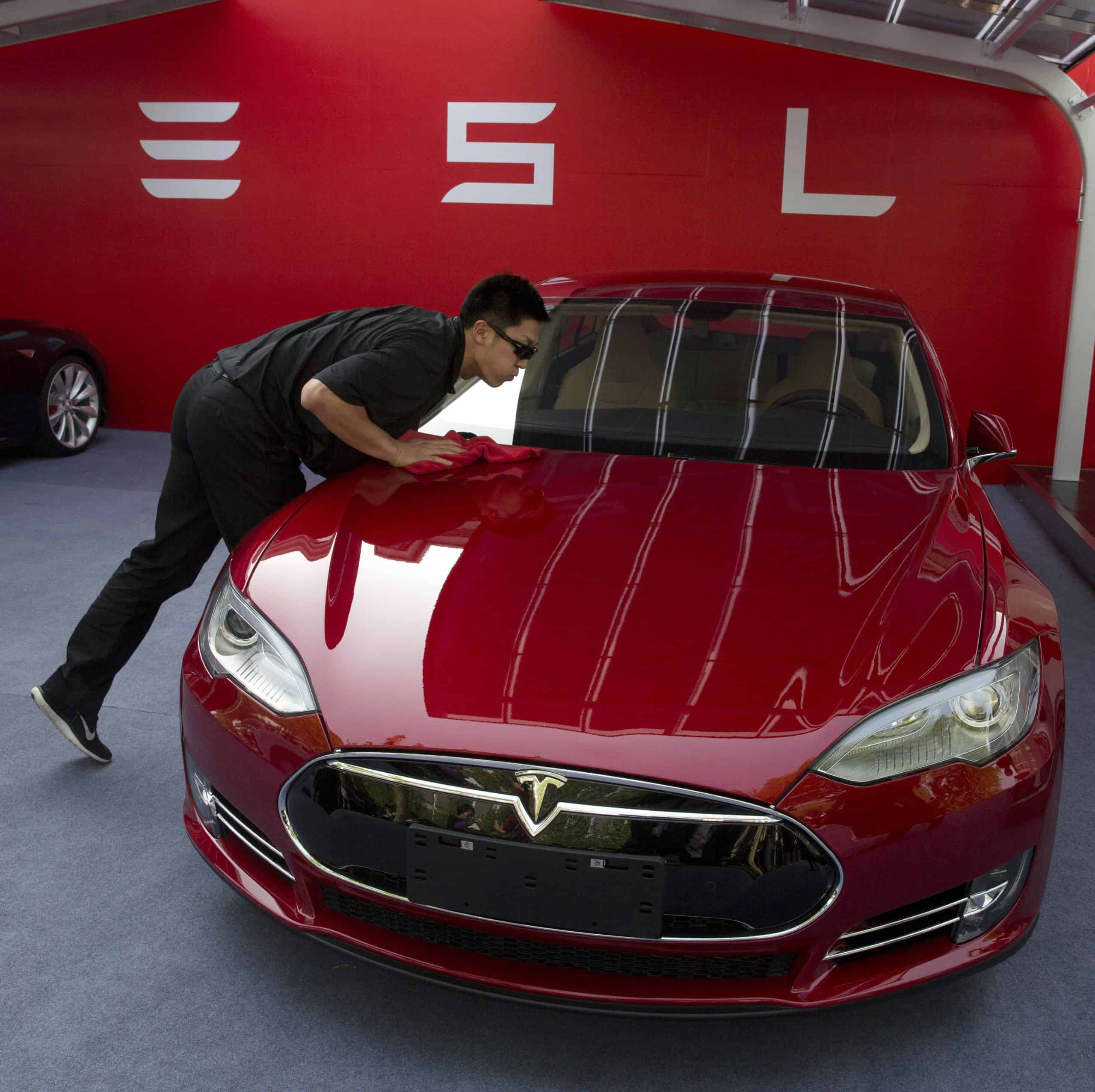 Hlavný investor Tesla: Akcie by mohli stúpnuť na 4000 dolárov, ale len bez privatizácie