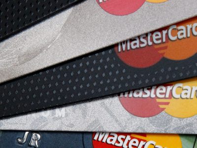 Hotovosť stráca dominanciu: Na Slovensku je v obehu asi 5,2 milióna kariet