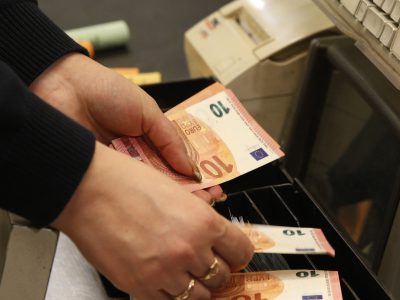Hotovosť na Slovensku pri platení ešte stále dominuje