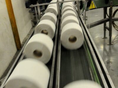 Bloomberg: Zákaz vývozu brezy z Ruska prispieva k rastu ceny toaletného papiera