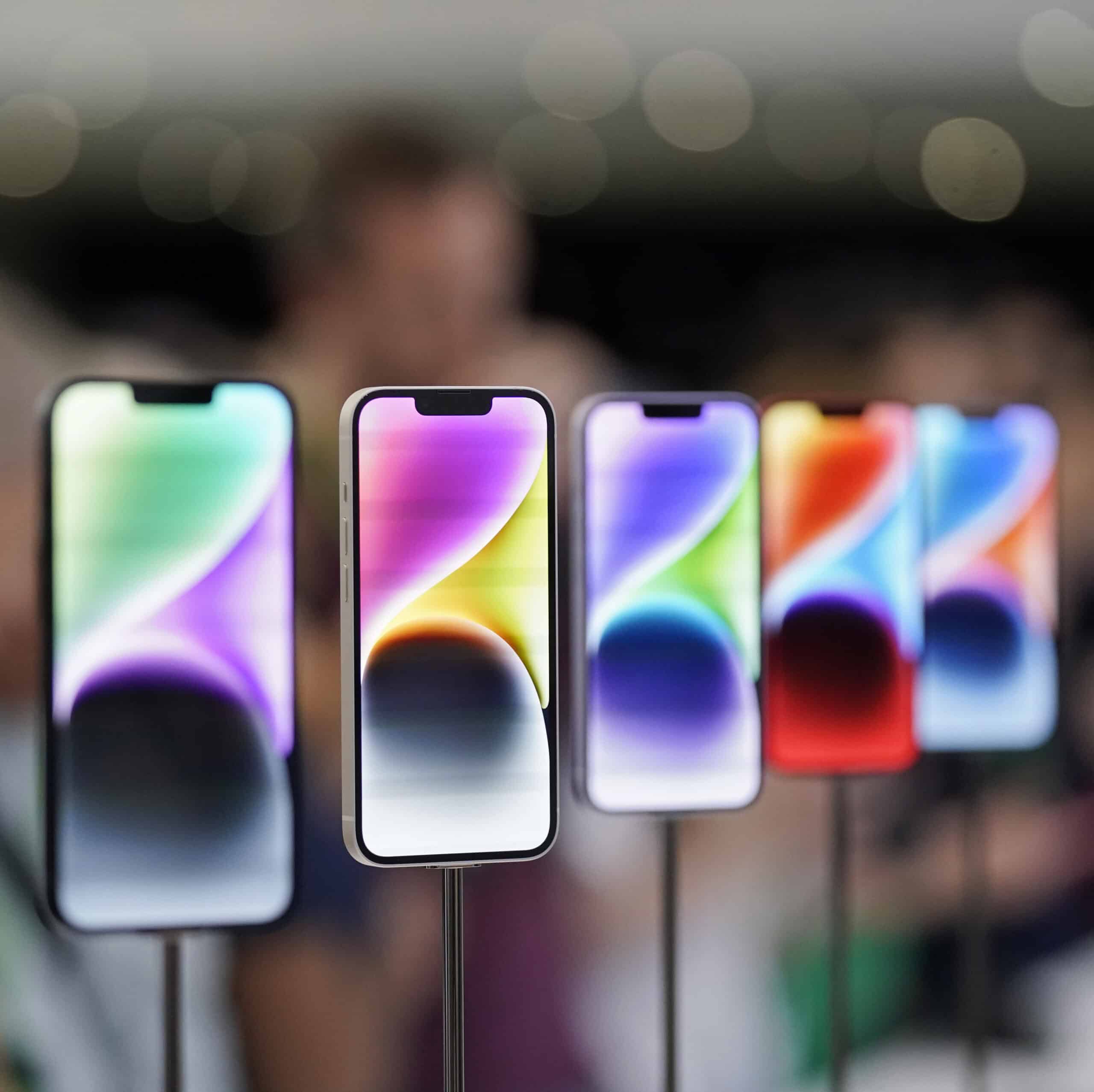 Bloomberg: Apple upúšťa od navýšenia výroby iPhonov, dopyt po nich slabne