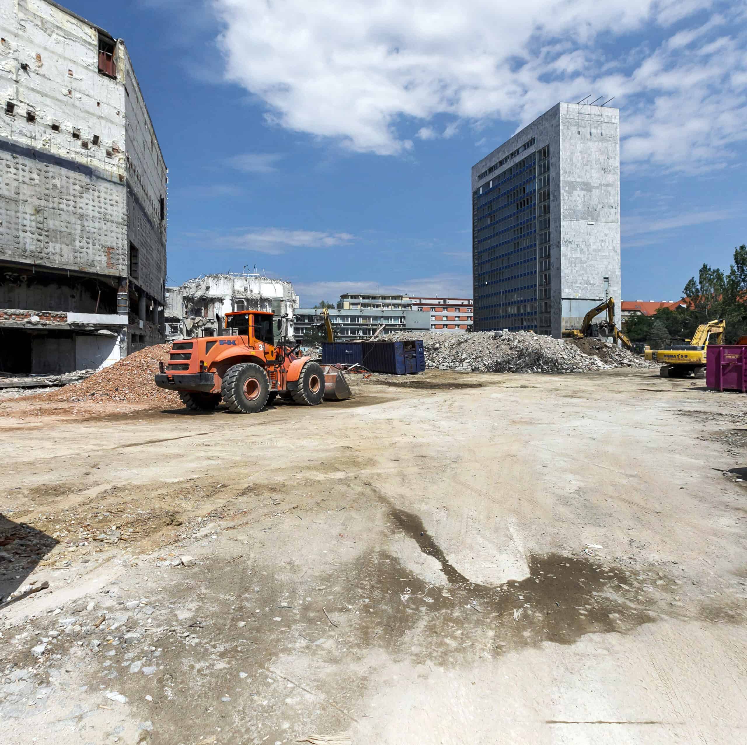 V asanácii bratislavského Istropolisu sa pokračuje demontážou výškovej budovy