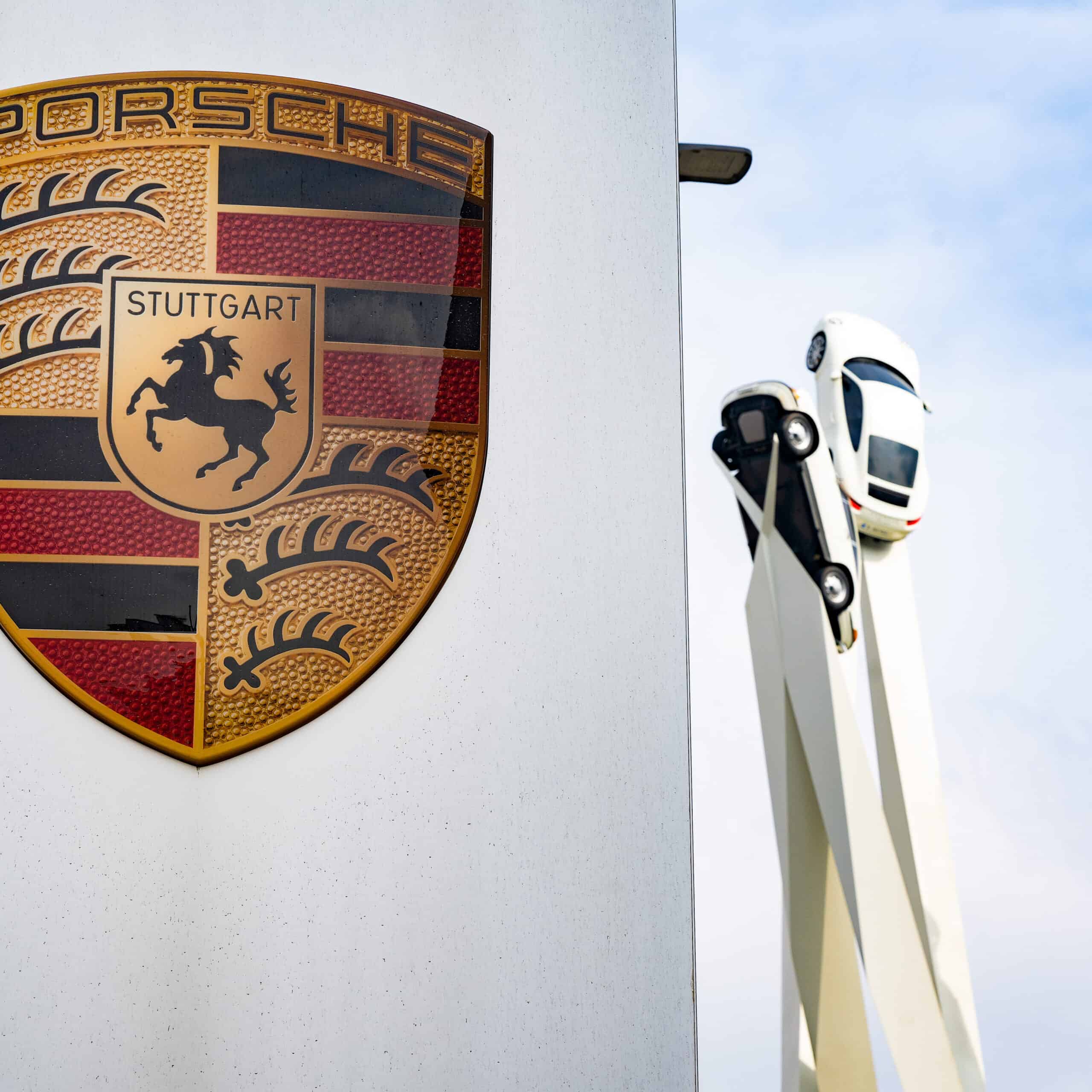 Akcie Porsche sa na trhu uviedli rastom. IPO firmu ohodnocuje na 75 miliárd eur.
