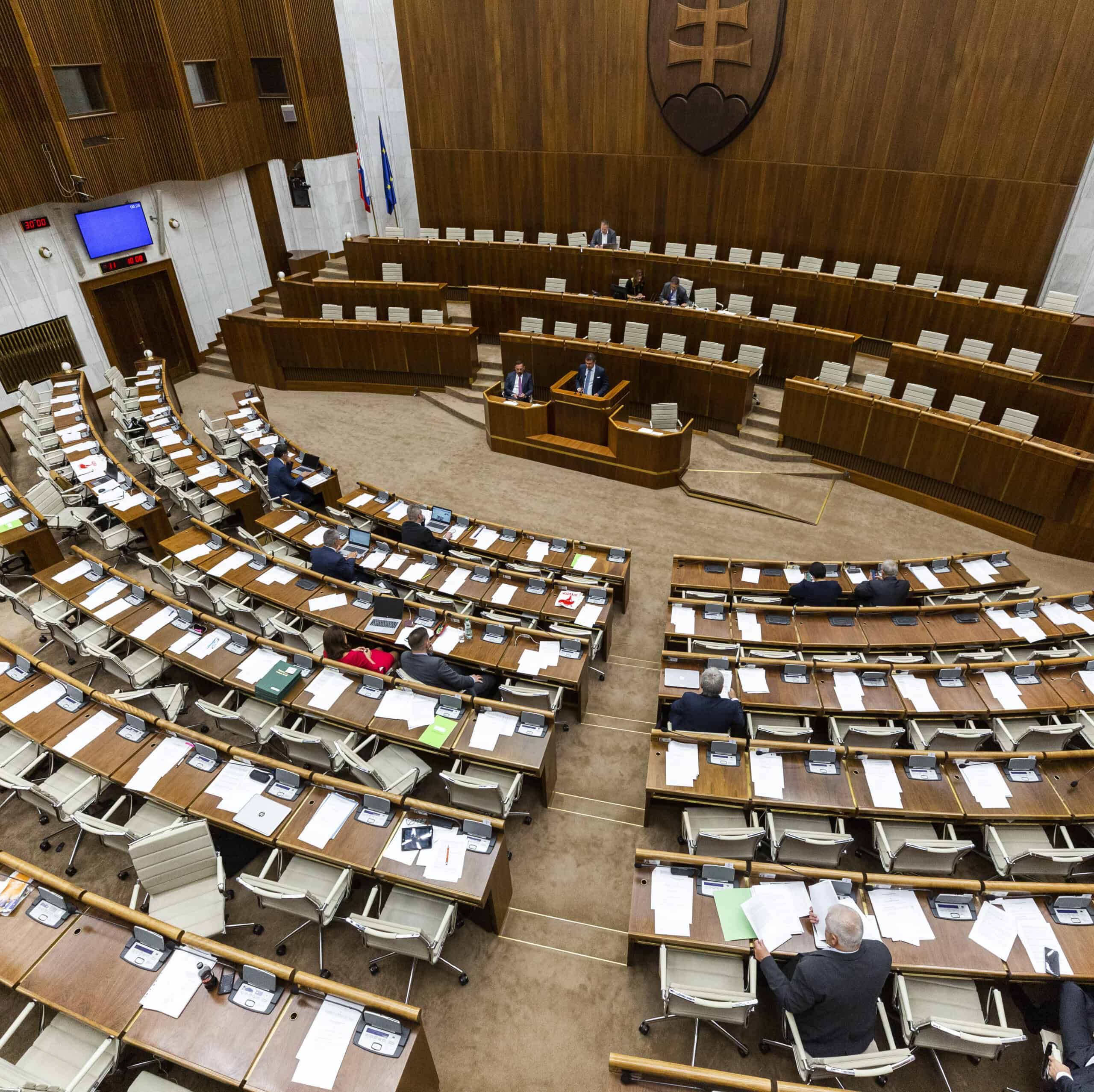 Stovky miliónov pre firmy na energie aj pre dôchodcov: Novelu rozpočtu posunuli do druhého čítania