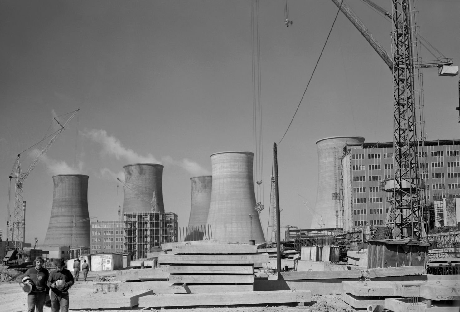 Na archívnej snímke z 25. apríla 1981 zamestnanci Hydrostavu Bratislava a Hutných montáží Ostrava robia kompletizáciu a betonáž chodieb a šachty a montujú oceľové konštrukcie pozdĺžnej etažierky a strojovne. Foto: TASR