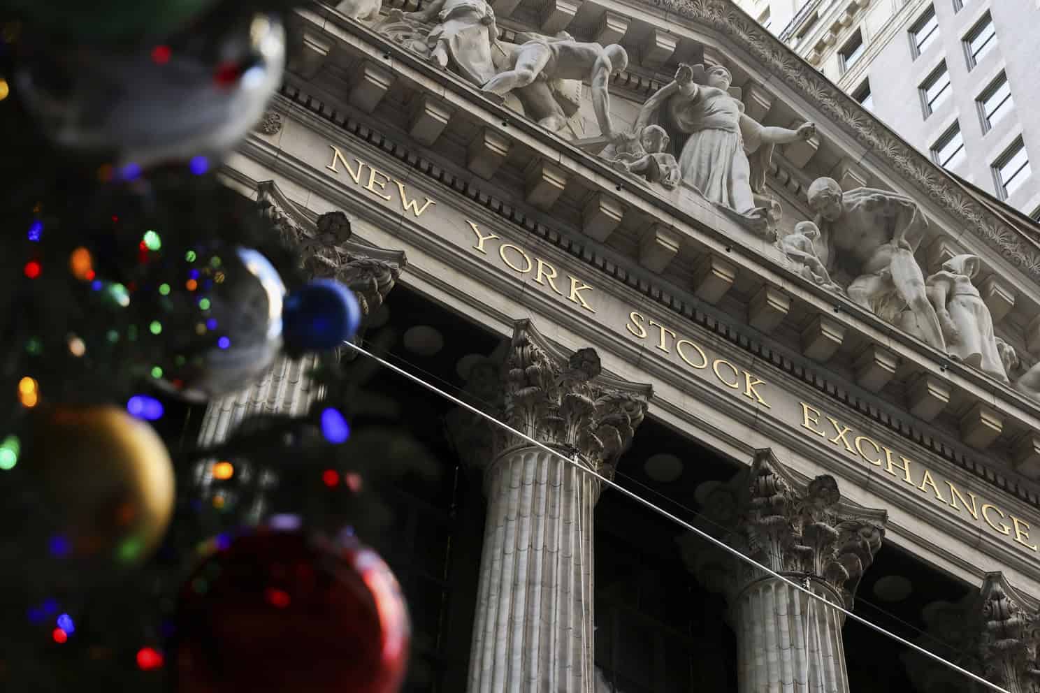 Akcie v USA v reakcii na zvýšenie základnej úrokovej sadzby americkej centrálnej banky oslabili