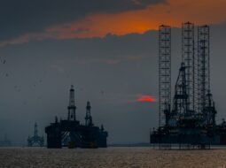 Zisk nórskeho ropného koncernu Equinor sa vo 4. kvartáli prepadol o takmer 70 percent