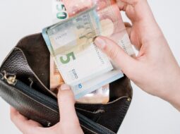 Podľa prieskumu finančnú gramotnosť čerpajú ľudia najčastejšie od rodiny a z internetu