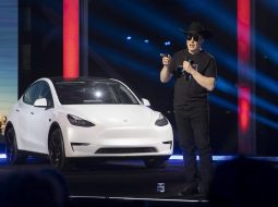 Tesla bojuje so slabnúcim dopytom, automobilka výrazne znižuje ceny v USA aj v Európe
