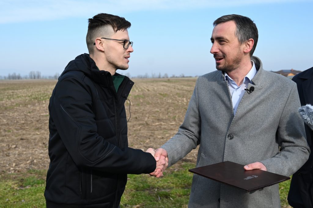 Odovzdanie pôdy po¾nohospodárovi Bohuovi Beránkovi