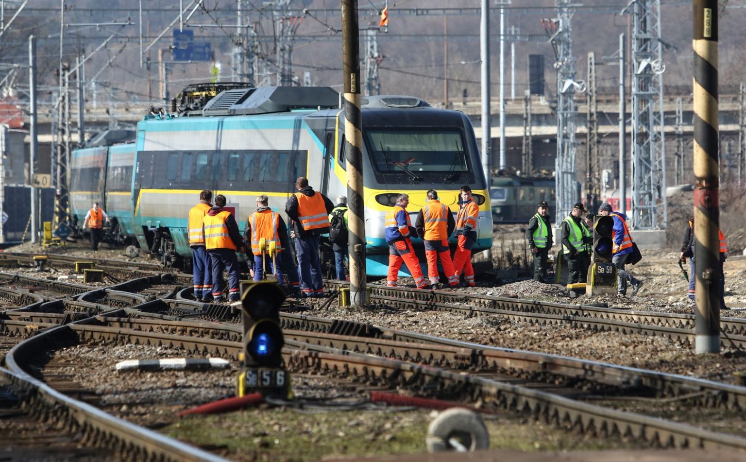 Vykoľajený vlak Pendolino Českých drah 1. marca 2023 v Žiline. Foto: TASR