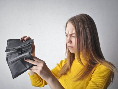 Nový prieskum hovorí, že Slováci žijú na dlh, približne 60 % ale nevie, čo je úrok