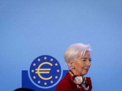 ECB zhorší výhľad ekonomiky a zvýši odhad inflácie, naznačuje hlavný ekonóm Lane