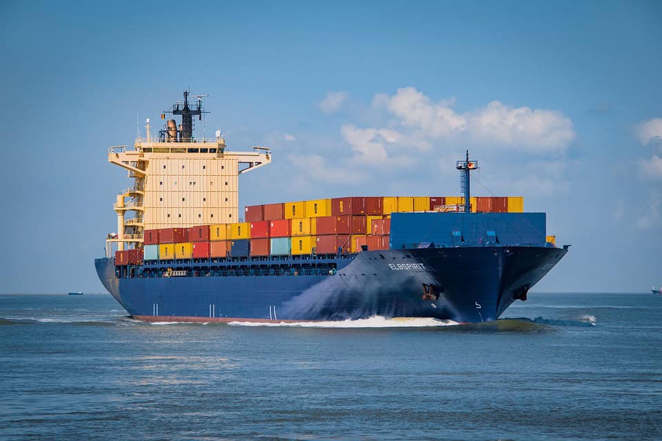 Firma Hapag-Lloyd bude ďalej odkláňať svoje lode mimo Suezského prieplavu