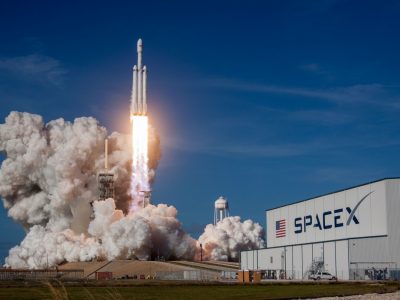 SpaceX mieri na burzu za bilióny: Musk si udrží takmer úplnú kontrolu firmy