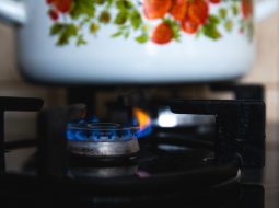 Ako sa Európa vlani pasovala s rastom cien energií pre domácnosti? Slovensko na tom nebolo zďaleka tak zle ako susedné Česko