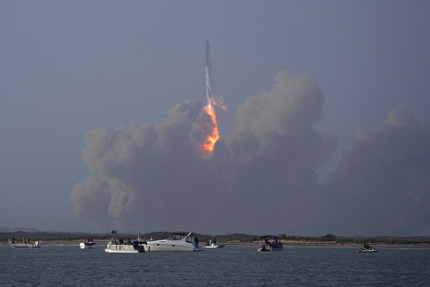 Štart neúspešného testovacieho letu vesmírnej lode Starship. Foto: SITA/AP