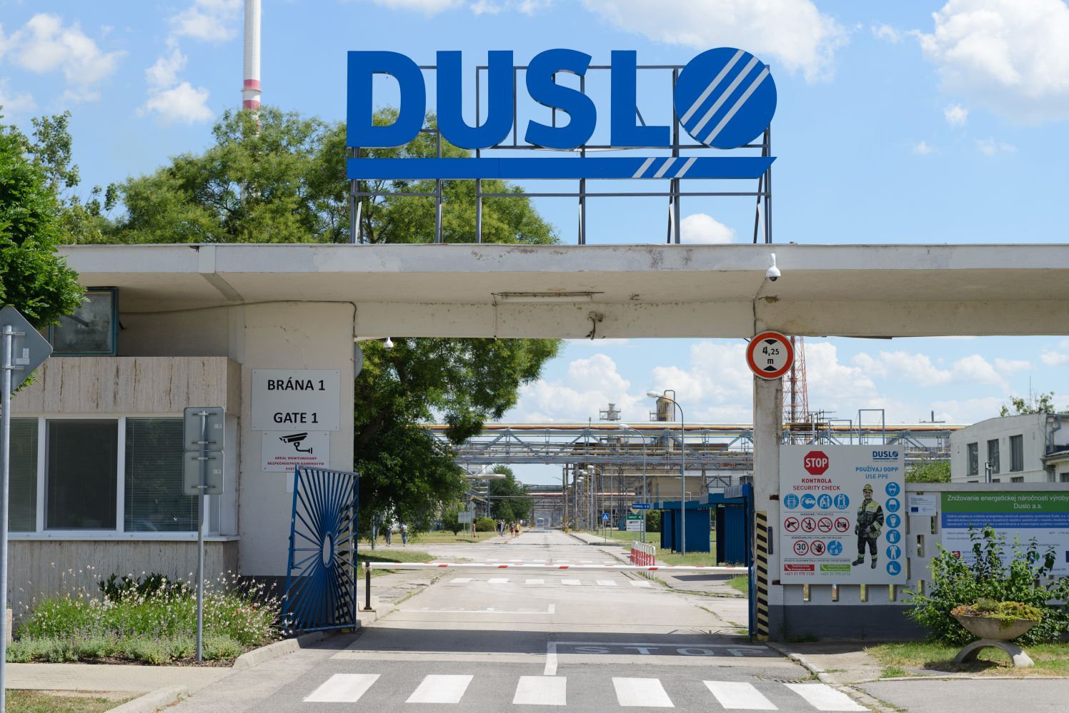Vstupná brána spoločnosti Duslo Šaľa. Foto: TASR