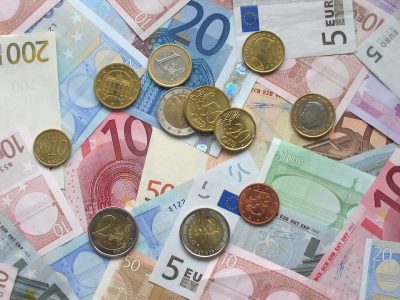 Prebytok bežného účtu eurozóny v marci prudko klesol, obchod s tovarom zabrzdil rast