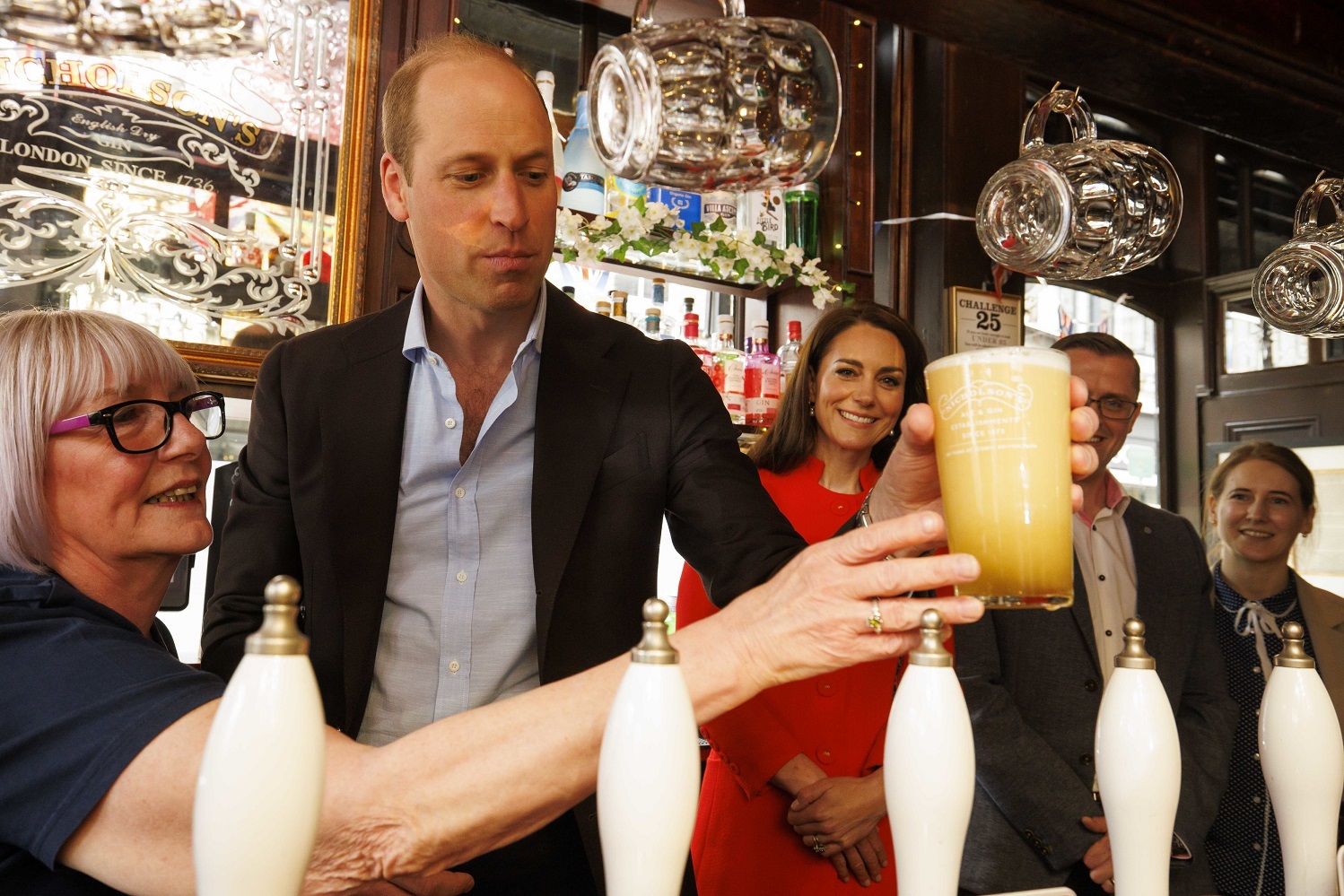 Princ Wiliam a prvé načapované pivo, oslavujúce kráľovskú korunováciu. Foto: SITA/AP