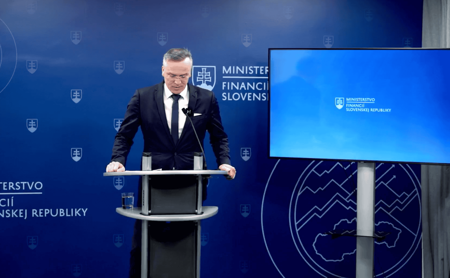 Odchádzajúca vláda odovzdáva štátnu pokladnicu s hotovosťou 8,5 miliardy eur