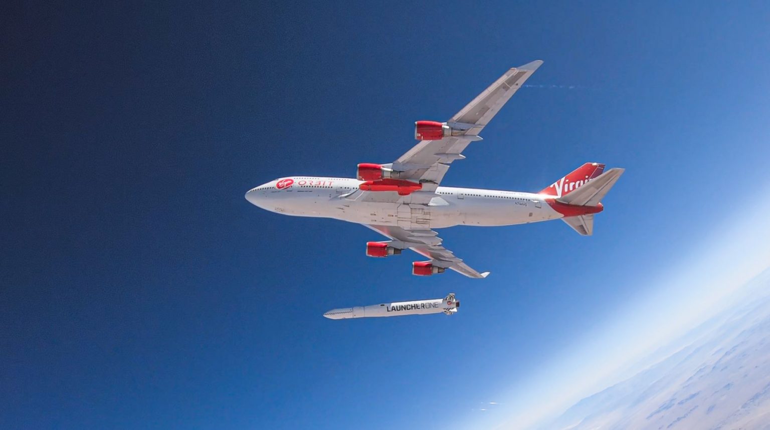 Lietadlo Boeing 747 Cosmic Girl spoločnosti Virgin Orbit vypúšťa raketu Launcher One. Foto: SITA/Virgin Orbit