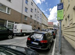 V Bratislave autá nezmiznú zo všetkých chodníkov: Mestské časti niektoré miesta zlegalizujú