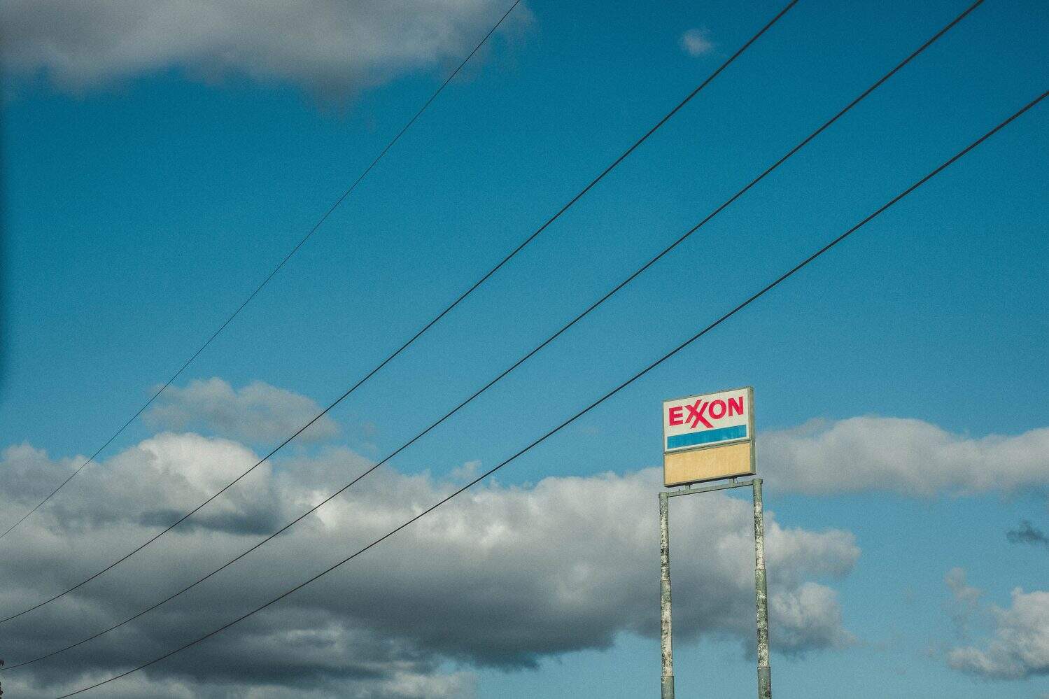 Kvartálny zisk ropného gigantu Exxon Mobil klesol o viac než polovicu