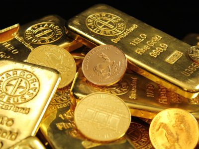 Cena zlata klesla pod 4530 USD: útoky USA na Irán zvyšujú cenu ropy