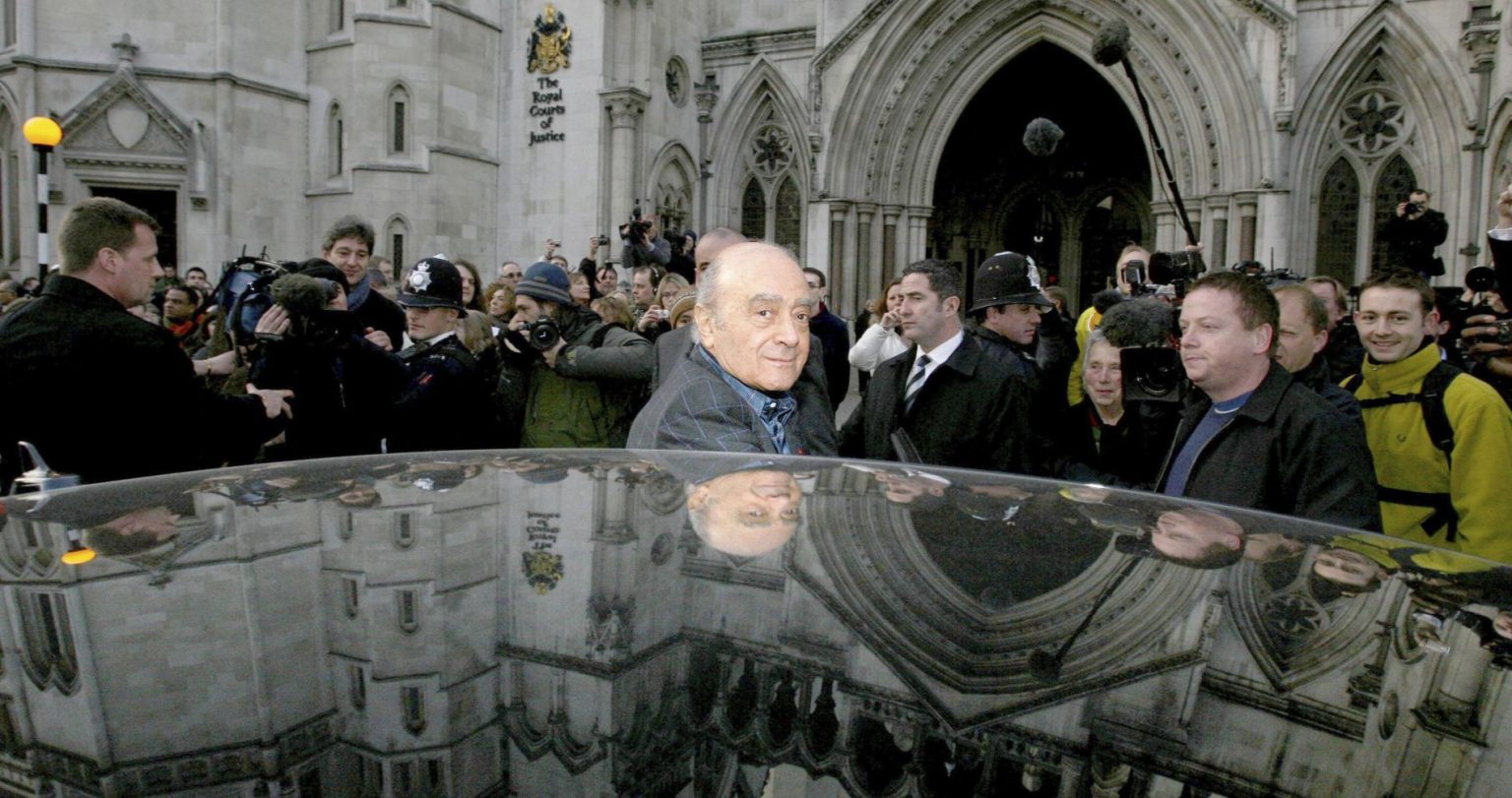 Mohamed Al-Fayed pri odchode z londýnskeho súdu, kde vypovedal v súvislosti s úmrtím jeho syna Dodiho a princeznej Diany vo februári 2008. Foto: SITA/AP