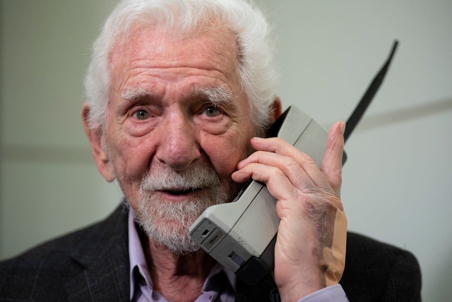 Vynálezca prvého komerčného mobilného telefónu Marty Cooper s telefónom Motorola DynaTAC 8000x. Foto: SITA/AP