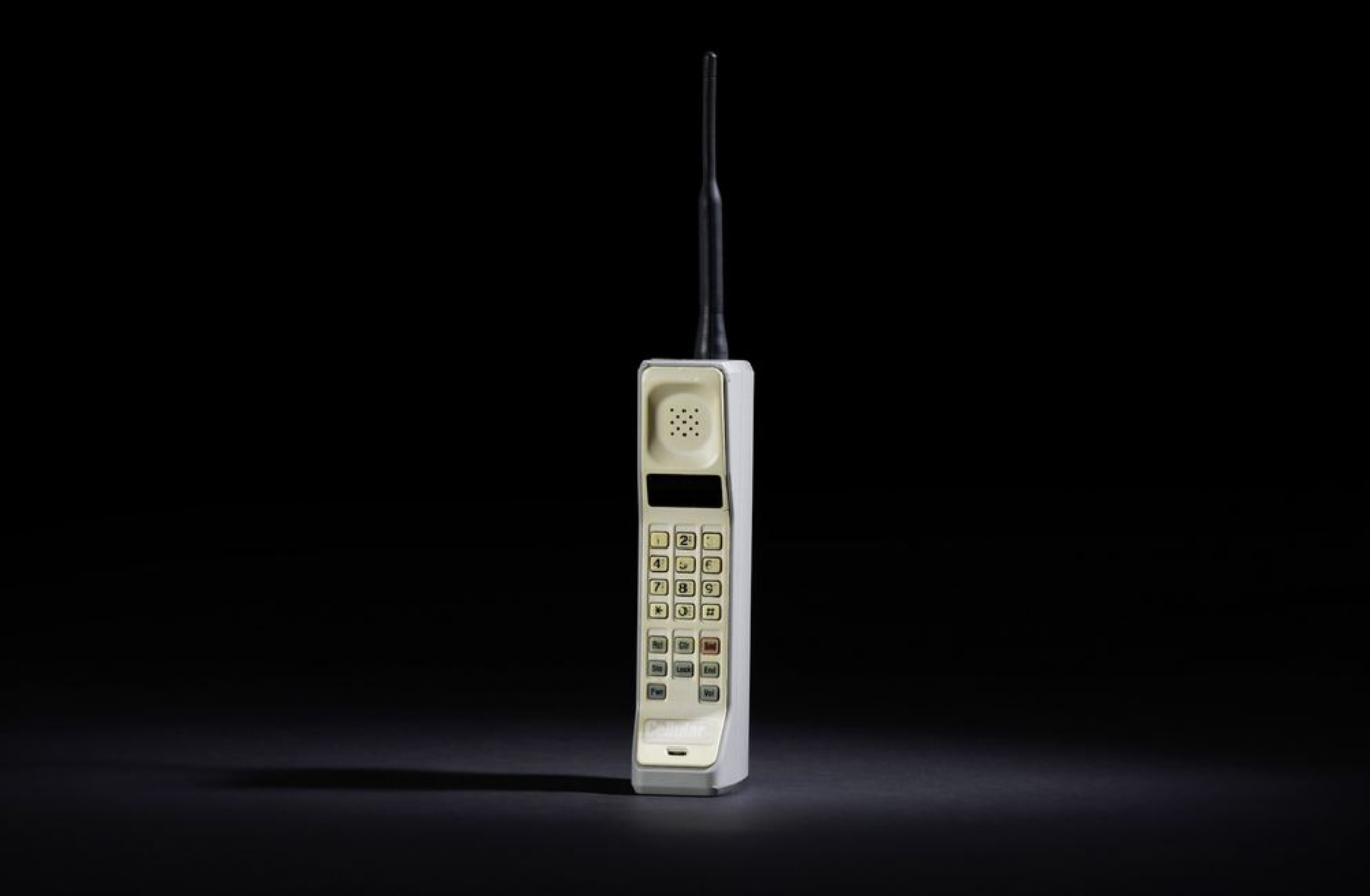 prvý komerčný mobil Motorola