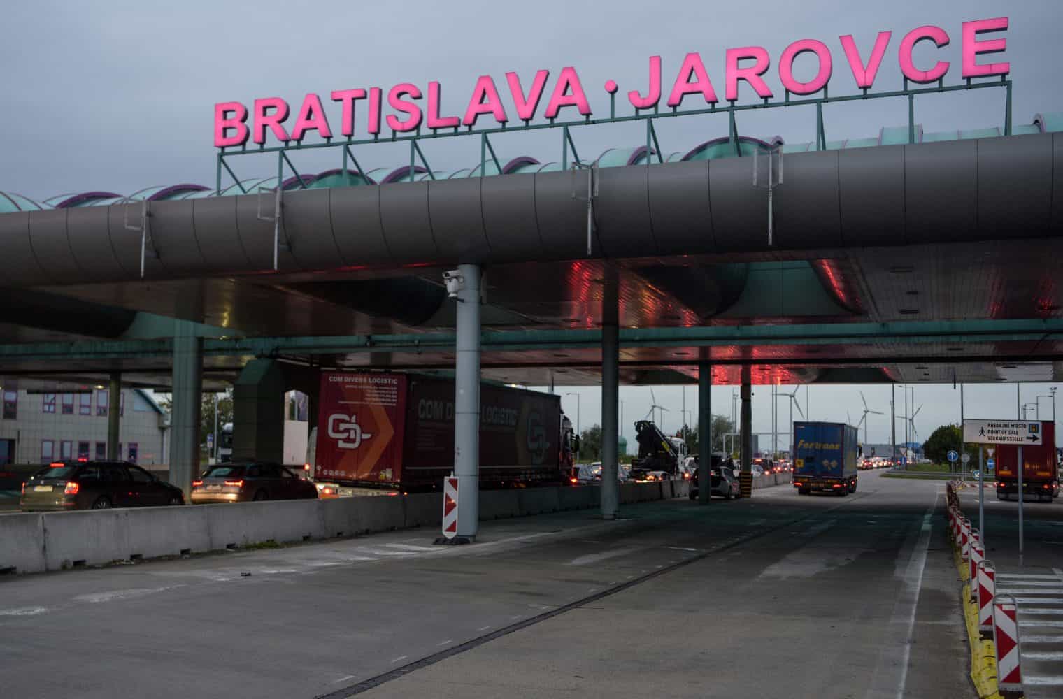 Vláda chce v stredu zareagovať na hraničné kontroly susedných štátov