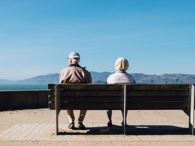 Podvodníci sa často zameriavajú na seniorov: Mali by byť opatrní