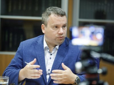 RRZ spochybňuje výklad vlády: Nevidí dôvod na únikovú klauzulu ani deficitný rozpočet